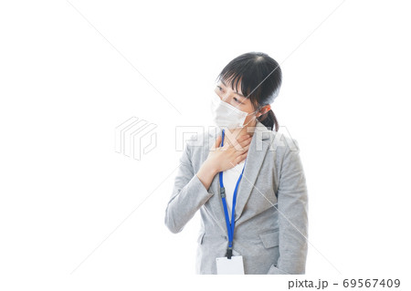 熱に苦しむ若いビジネスパーソン 69567409