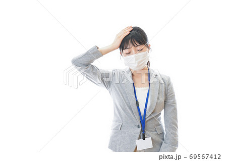 熱に苦しむ若いビジネスパーソン 69567412