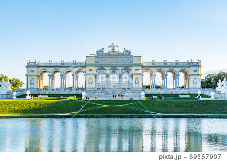 オーストリア 世界遺産 シェーンブルン宮殿 グロリエッテの写真素材