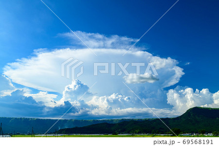 最高に美しい阿蘇大観峰の全景風景　円盤雲(吊るし雲)(笠雲)日本　熊本県　阿蘇市2020 69568191