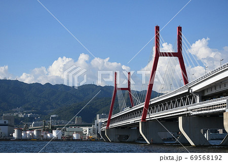 世界初のダブルデッキ連続トラス式斜張橋である「六甲大橋」と橋を渡る六甲ライナー 69568192