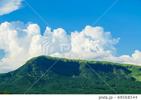 最高に美しい阿蘇大観峰の全景風景　円盤雲(吊るし雲)(笠雲)日本　熊本県　阿蘇市2020 69568544