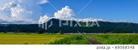 最高に美しい阿蘇大観峰の全景風景　円盤雲(吊るし雲)(笠雲)日本　熊本県　阿蘇市2020 69568548