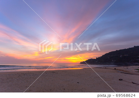 The sun fell on the horizon 69568624