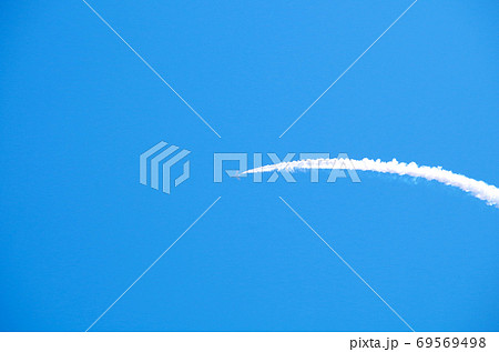 ブルーインパルスのスモークが鮮やかな青空に映える光景 … 鳥取県 境港市(快晴) ブルーインパルスのスモークが鮮やかな青空に映える光景 … 鳥取県 境港市(快晴) 69569498