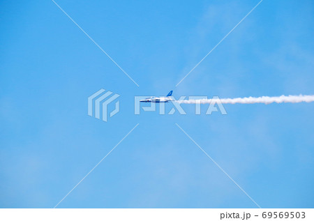 ブルーインパルスのスモークが鮮やかな青空に映える光景 … 鳥取県 境港市(快晴) ブルーインパルスのスモークが鮮やかな青空に映える光景 … 鳥取県 境港市(快晴) 69569503