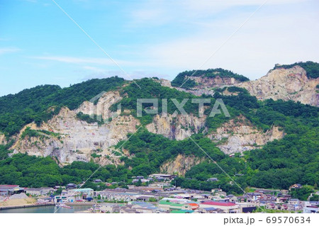 香川県高松市屋島 屋島スカイウェイから見た庵治石の採掘場の写真素材
