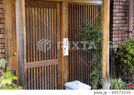 閉店の札のかかった和食店の入口 69573250