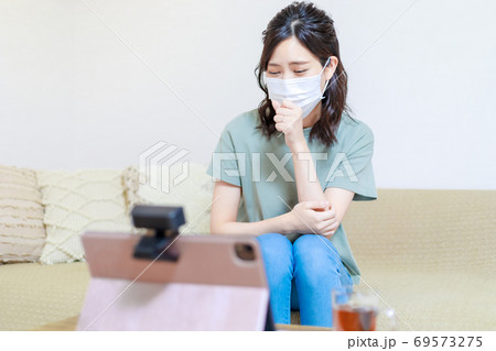 パソコンでオンライン診療を受ける女性 69573275