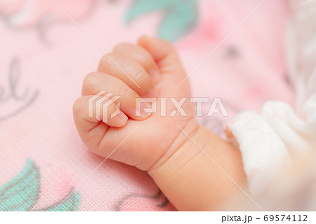 生まれたての赤ちゃんの手の写真素材