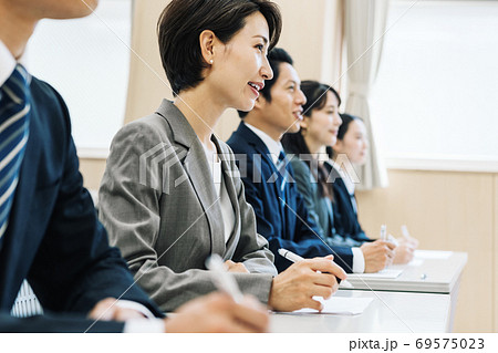 研修を受けるビジネスパーソン 69575023