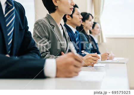 研修を受けるビジネスパーソン 研修を受けるビジネスパーソン 69575025