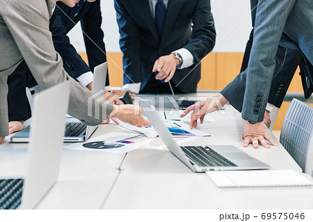 会議で意見を出し合う社員 69575046