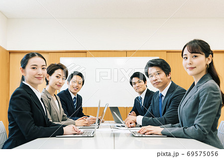 ミーティングで話を聞く社員 ミーティングで話を聞く社員 69575056