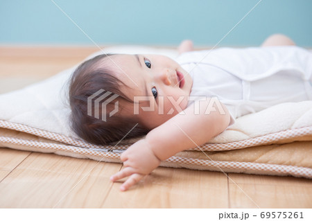 仰向けに寝かされた赤ちゃん 69575261