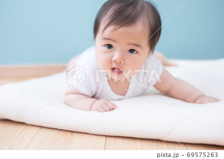 布団にうつぶせになる赤ちゃん 69575263