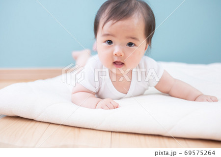 布団にうつぶせになる赤ちゃん 69575264