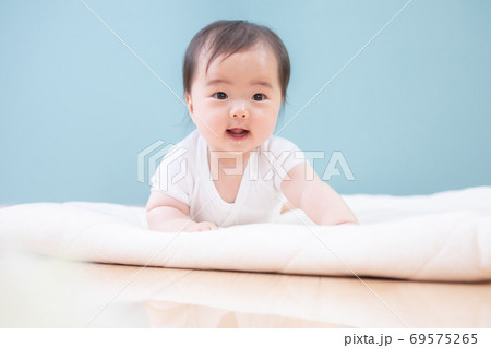 布団にうつぶせになる赤ちゃん 69575265