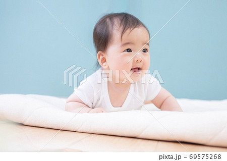 布団にうつぶせになる赤ちゃん 69575268