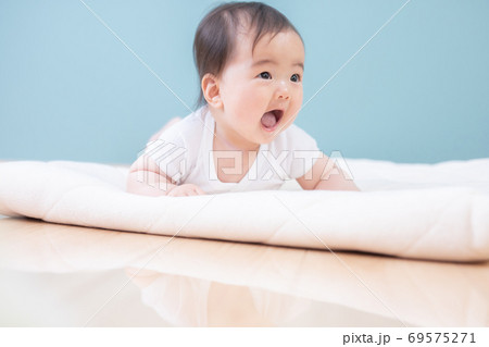 布団にうつぶせになる赤ちゃん 69575271
