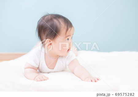 うつ伏せになる赤ちゃん 69575282