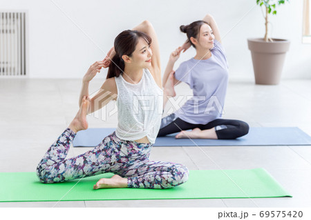 ヨガのポーズをする女性 ヨガのポーズをする女性 69575420