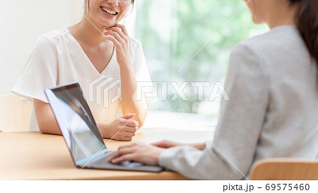 自宅で打ち合わせをするビジネスウーマン 69575460