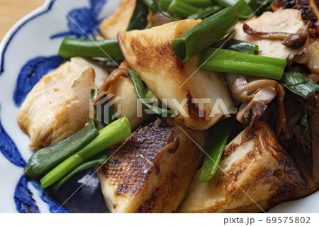 ニラとはんぺんのキノコ炒め 69575802