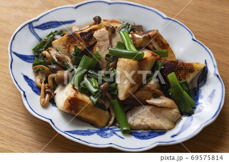 ニラとはんぺんのキノコ炒め 69575814