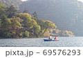 湖畔の紅葉 69576293
