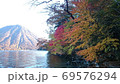 湖畔　紅葉 69576294