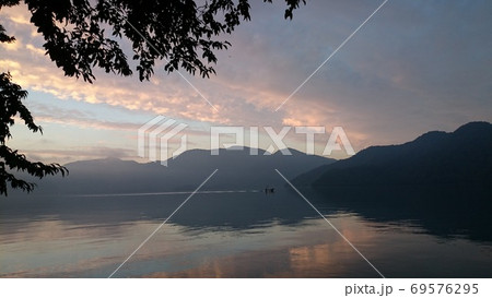 湖畔　夕暮れ 69576295