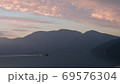 夕暮れ　湖畔 69576304