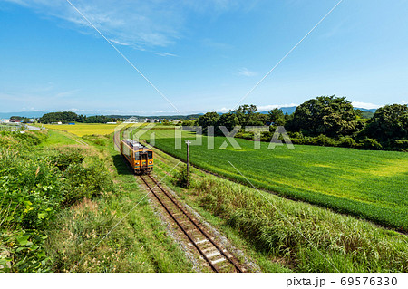 【青森県津軽地方】津軽の水田地帯と疾走する日本最北私鉄津軽鉄道走れメロス号 69576330