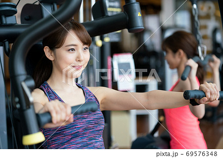 スポーツジムで筋トレをする女性 69576348