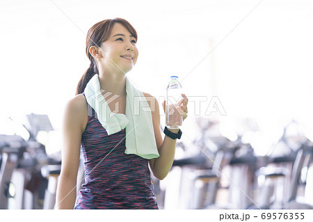 スポーツジムで水分補給 69576355