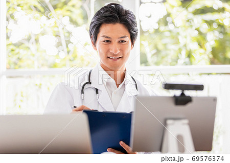 遠隔診察を行う医師 69576374