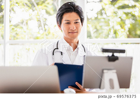 遠隔診察を行う医師 69576375