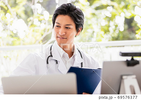 遠隔診察を行う医師 69576377