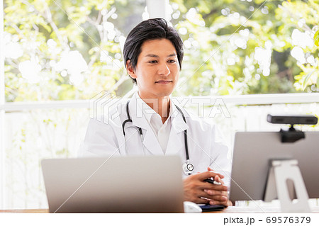 遠隔診察を行う医師 69576379