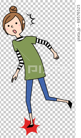 つまずく若い女性 ママ 69576525