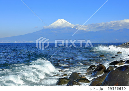 駿河湾から望む富士山と荒波 静岡県 駿河湾から望む富士山と荒波 静岡県 69576650
