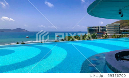 海南島のリゾートホテル 屋外プールからの絶景 69576700