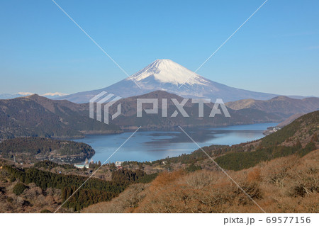 雪化粧の富士山と芦ノ湖　日本晴れ 69577156