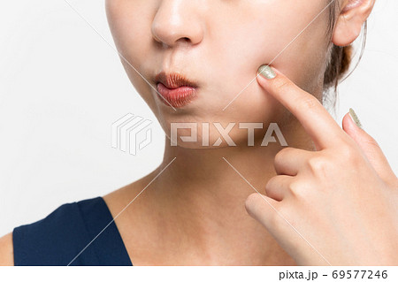 頬を膨らます女性の写真素材 69577246 Pixta