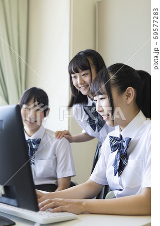 勉強する女子高生 勉強する女子高生 69577283