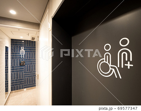 公衆トイレ 多目的トイレのマークの写真素材