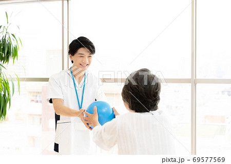 リハビリをするシニア女性と理学療法士 リハビリをするシニア女性と理学療法士 69577569