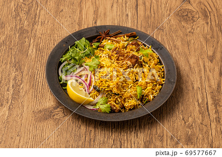 インドの混ぜご飯　ビリヤニ　Mixed rice on the spices (Biryani) 69577667