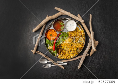インドの混ぜご飯　ビリヤニ　Mixed rice on the spices (Biryani) 69577669